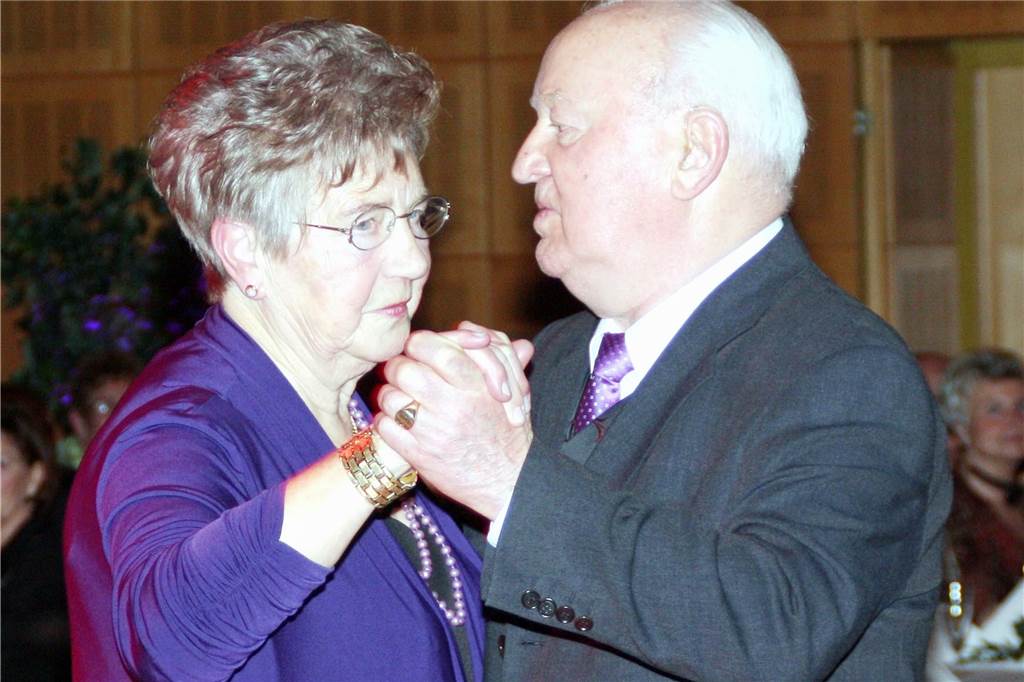 Gnadenhochzeit: Hetty und Heinz Bendig blicken auf 70 glückliche Ehe-Jahre Feierten als Ehrengäste ihre Diamantene Hochzeit in der Stadthalle: Hetty und Heinz Bendig beim Silvesterball vor zehn Jahren.