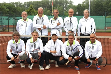 Feierten am vergangenen Wochenende die dritte Westdeutsche Meisterschaft in Serie: (o.v.l.) Teammanager und Spieler Wilfried Kiwall, Matthias Funk, Frits Raijmakers, Jürgen Ackermann, Mannschaftsführer Horst Szepan sowie (u.v.l.) Didier Kaisserian, Glenn Busby, Jan Sie, Achim Przybilla und Dan Nemes. Es fehlt Peter Sachse.