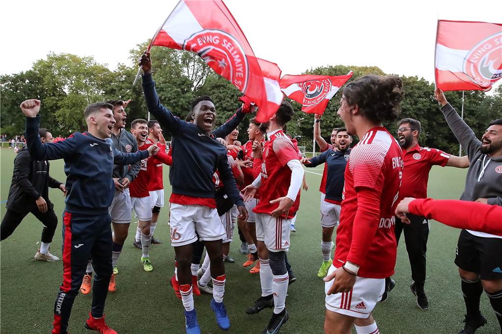 Geisterklub: Ein Verein steigt in die Bezirksliga auf, obwohl er vom FLVW ausgeschlossen wurde Feierten das Erreichen des Entscheidungsspiels gegen ein Team aus Gelsenkirchen: Die Spieler von Eving Selimiye Spor nach dem Sieg gegen den TuS Holzen Sommerberg.