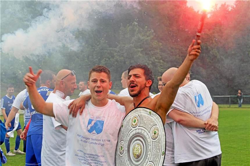 Feierten den Obercastroper Titelgewinn in Erle mit einem bengalischen Feuer sowie einer Meisterschale aus Pappe: Robin Franke (l.) und Wacker-Goalgetter Elvis Shala.