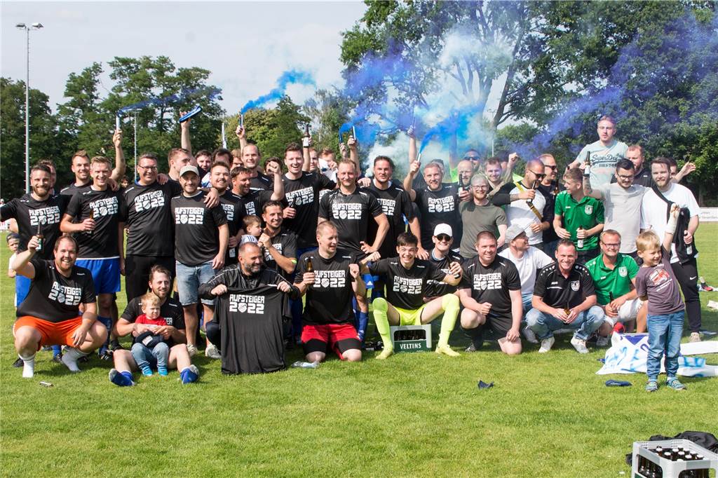Aufstiege, Abstiege und eine zweite Chance mit viel Drama: Der Halterner Sport-Jahresrückblick Feierten gemeinsam den Aufstieg in die Kreisliga B: Der SV Bossendorf II und der SV Hochlar III.