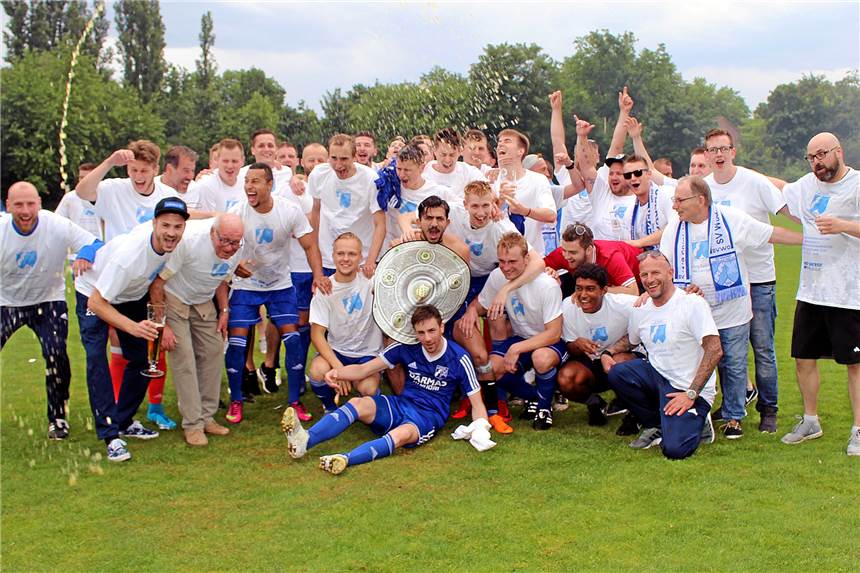 Mai 2018: Der SV Wacker Obercastrop stürmt in die Landesliga Feierten in Gelsenkirchen-Erle ihren Landesliga-Aufstieg: die Bezirksliga-Fußballer des SV Wacker Obercastrop und ihre Anhänger.