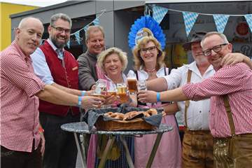 feierten mit rund 100 weiteren Schützenbrüdern und -schwestern ein Oktoberfest unter 3G-Regeln.