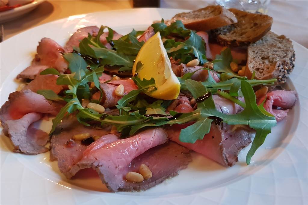 Beim Sherlock´s gibt es bestes Fleisch in toller Atmosphäre – nicht nur für Digital Natives Fein aufgeschnittenes, sanft vorgegartes Irish Beef mit Rucola, Olivenöl, Balsamico und dazu Baguette.