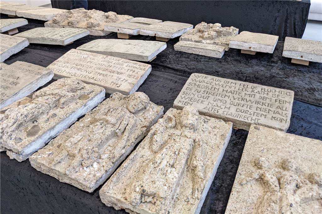 Tisa-Archiv in Dorsten öffnet mit Dreier-Ausstellung seine Türen Fein säuberlich sind die Original-Reliefplatten des Tisa-Brunnens auf zwei Tischen im Tisa-Archiv platziert.