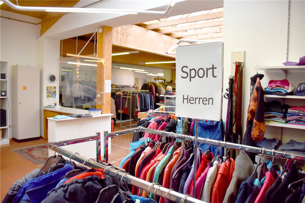 SKF-Kleiderladen verzeichnet viel mehr Kunden, Winterware wird knapp: Fein säuberlich sortiert wartet die Ware auf Kunden. In die Regale kommt nur einwandfreie Kleidung. Doch oftmals haben Spender in der Vergangenheit völlig verschmutzte oder sogar schimmelige Spenden abgegeben, die nur noch entsorgt werden konnten. Seitdem nimmt der SKF-Kleiderladen nur noch Spenden in Kisten oder Kartons entgegen.