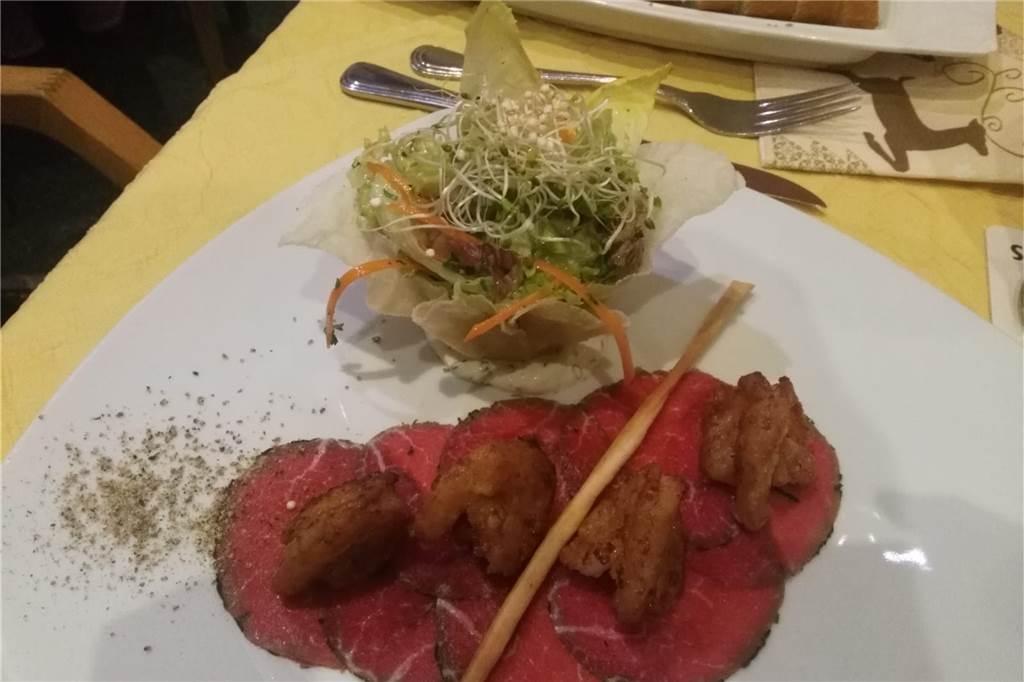 Himmelmann in Lippramsdorf: Ein uriges Restaurant für Fleisch-Fans Feine Rindercarpaccio mit Knoblauchgambas, Salatkörbchen und Senfvinaigrette (12,50 Euro).