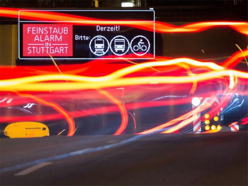 Feinstaubalarm in Stuttgart: Die Stadt leidet unter schlechter Luft, die zum Teil auf die Abgase von Dieselfahrzeugen zurückzuführen ist. Foto: Lino Mirgeler