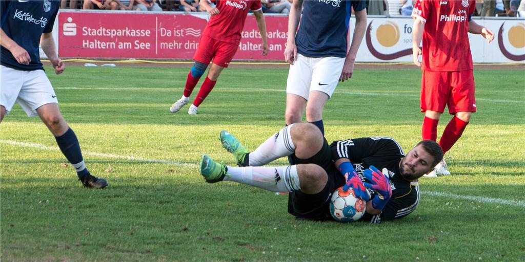 „Ich war sehr nervös“: Erik Kemming hilft bei der Stadtmeisterschaft im Tor aus Feldspieler Erik Kemming (schwarzes Trikot) sprang bei BW Lavesum mal wieder als Torhüter ein.