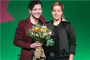 Felix Banaszak und Mona Neubaur stehen auf einer Bühne. Foto: Bernd Thissen/Archiv