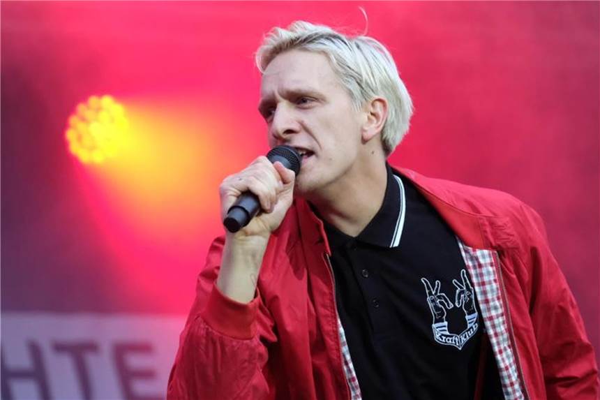 65.000 in Chemnitz bei Konzert gegen Rechts Felix Brummer von Kraftklub beim Konzert unter dem Motto „#wirsindmehr“. Foto: Sebastian Willnow