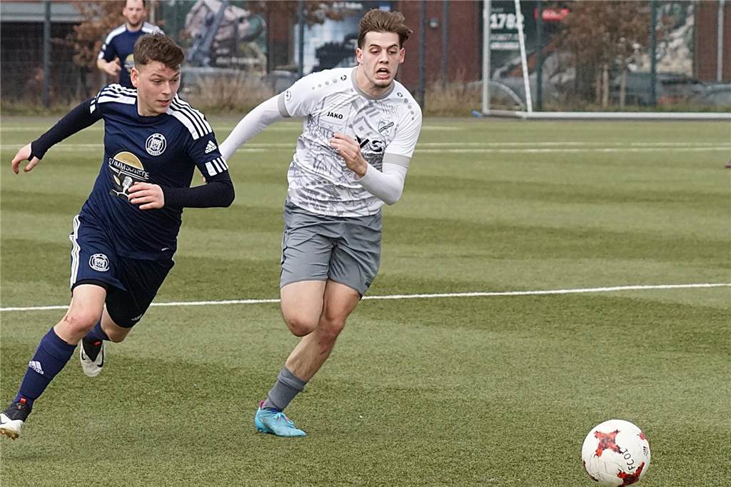 Horrorverletzung schockt den FC Overberge: „Wir sind Freiwild“ Felix Evers (r.) fehlt nicht nur gegen BR Billmerich, sondern auch für den Rest der Saison.