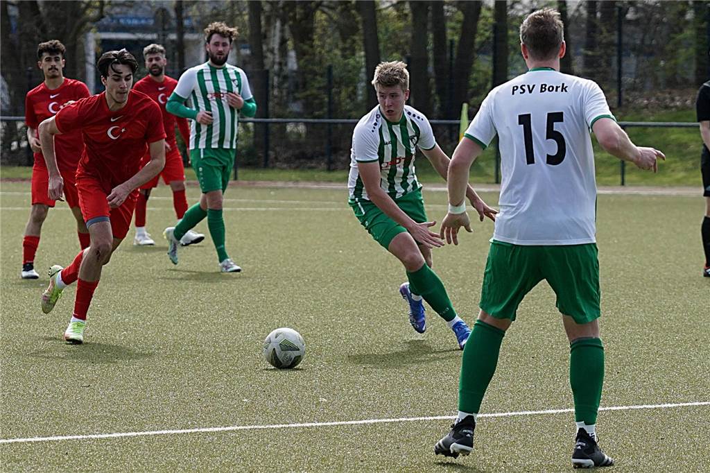 PSV Bork siegt in Unterzahl beim TSC Kamen Felix Fohrmann (2.v.l. ) schmiss sich in alle Zweikämpfe