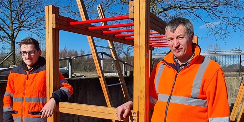 Ende der Odyssee: „Wichumer Trimmpfad“ wird eingeturnt Felix Gellenbeck (l.) und Heinrich Schmalacker vom Bauhof der Gemeinde haben zusammen mit den Kollegen nicht nur den Trimm-Pfad errichtet, sondern auch diverse Turngeräte selbst gebaut.