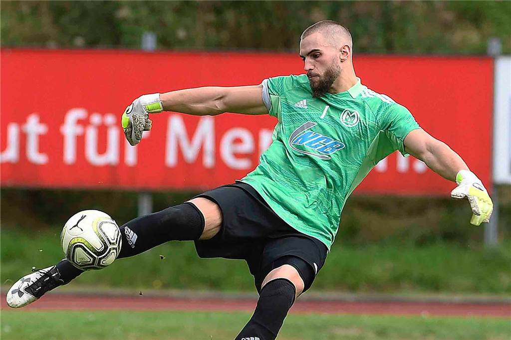 Holzwickeder SC holt Torhüter: Und schafft Fakten, wenn Torben Simon nicht verlängern sollte Felix Hacker schießt den Ball.