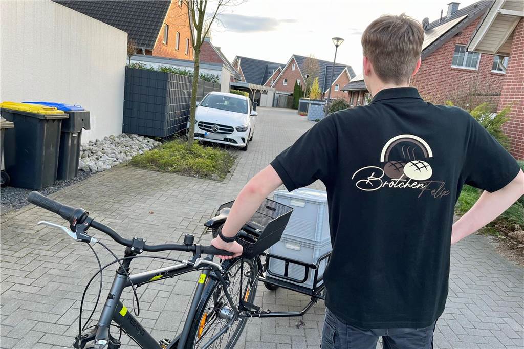 Felix Ickhorn (15) leitet schon seit zwei Jahre einen Brötchenservice Felix Ickhorn hat eigens ein T-Shirt mit dem Firmennamen "Brötchenfelix" fertigen lassen.
