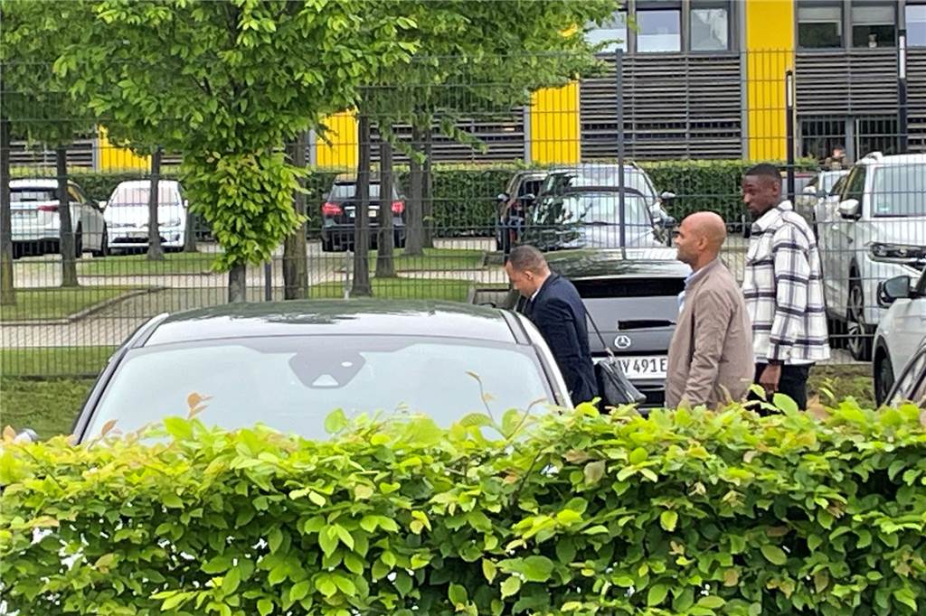 BVB-U23 verpflichtet Verteidiger mit Zweitliga-Erfahrung: Das ist der Plan mit Felix Irorere Felix Irorere geht über einen Parkplatz.