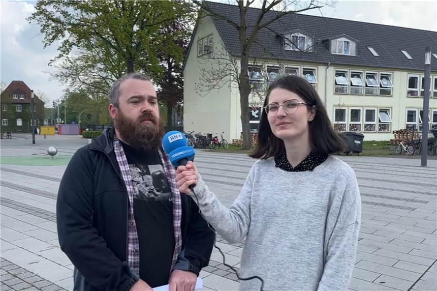 Menschenkette führte vom Selmer Gymnasium bis zum Auenpark Felix Meyer, Referendar am Städtischen Gymnasium und Mit-Organisator der Menschenkette in Selm im Video-Gespräch mit unserer Redakteurin.