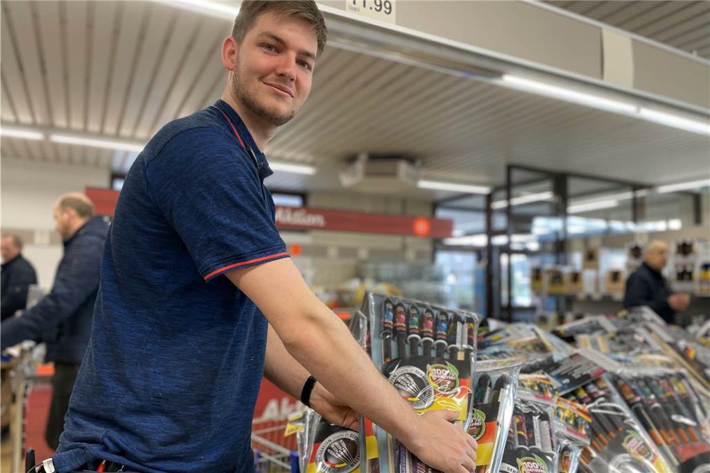 Silvester-Fans aus den Niederlanden: Deshalb kaufen sie Feuerwerk in Alstätte Felix Milas beim Einräumen der Silvesterware