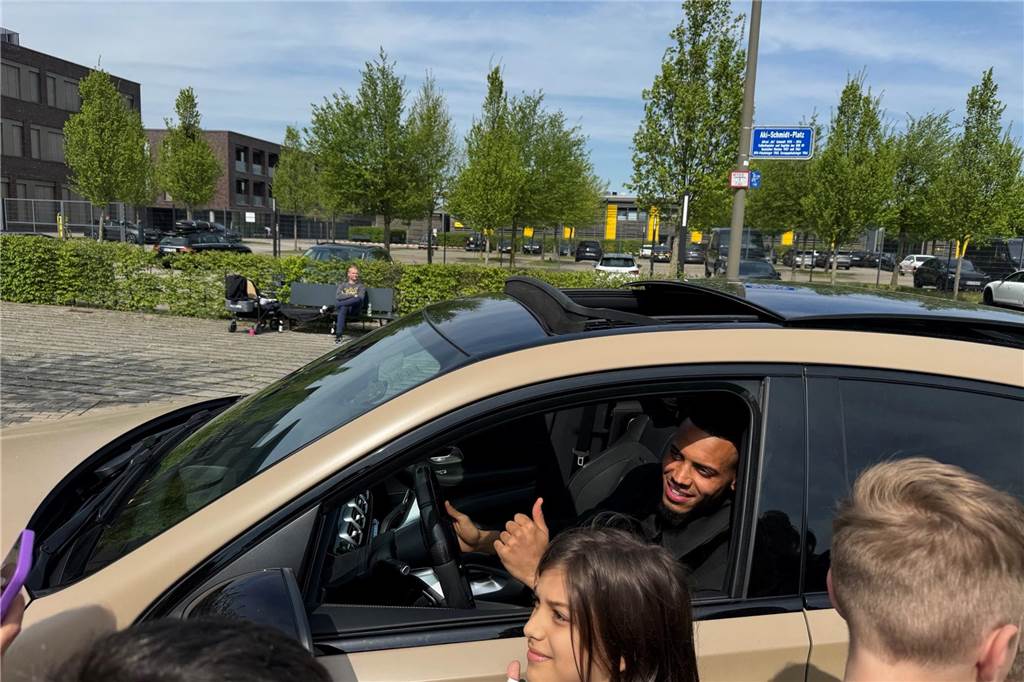 Felix Nmecha macht ein Foto mit einem Fan.