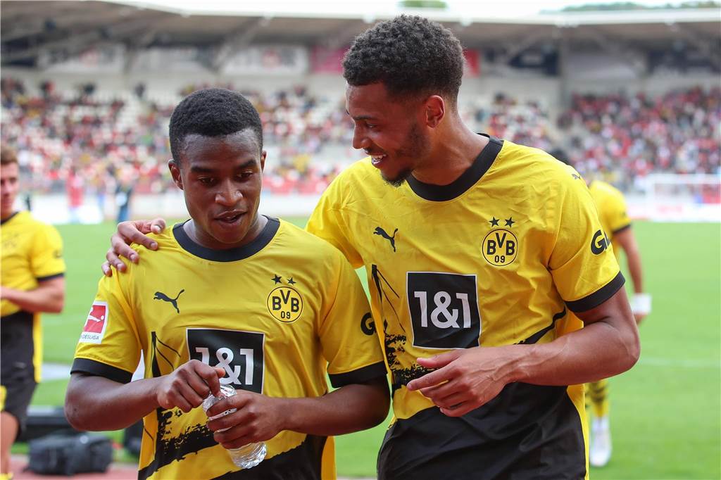 Felix Nmecha im Gespräch mit Youssoufa Moukoko.