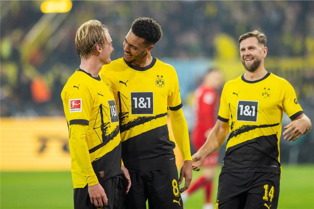 BVB-Neuzugang Nmecha rechtfertigt Terzic-Vertrauen: „Seine Entwicklung ist absolut positiv“ Felix Nmecha jubelt gemeinsam mit Julian Brandt.
