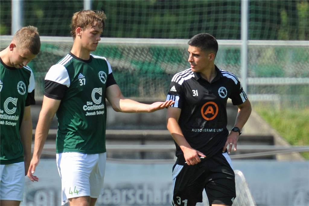 Erfolgreich auf Englisch: Vorwärts Epe II mit neuem Coach noch unbesiegt Felix Odenbach (l.) spielt im Team von Pedro Lemos als Innenverteidiger eine wichtige Rolle.