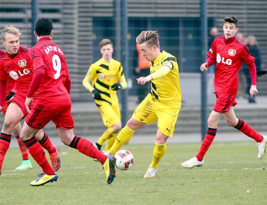 Felix Passlack sticht beim 9:1 gegen Euskirchen heraus Felix Passlack (M.) erzielte gegen Euskirchen drei Treffer.