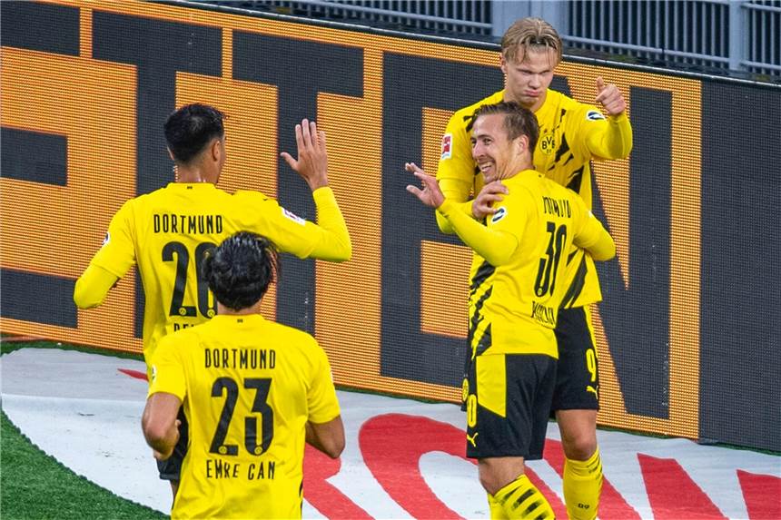 „Tolle Geste“: Passlack erzielt erstes BVB-Ligator - und erhält Belohnung Felix Passlack (r.) bejubelt seinen ersten Bundesliga-Treffer.