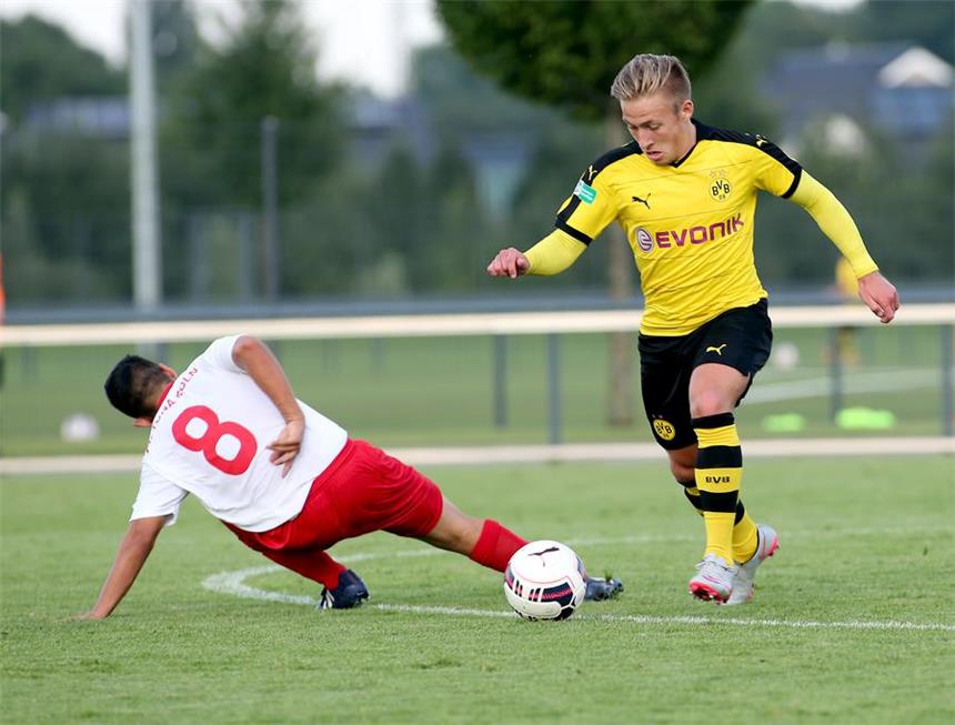 3:0 gegen Cottbus - BVB-U19 löst Viertelfinal-Ticket Felix Passlack (r.) traf per Elfmeter zum 2:0.