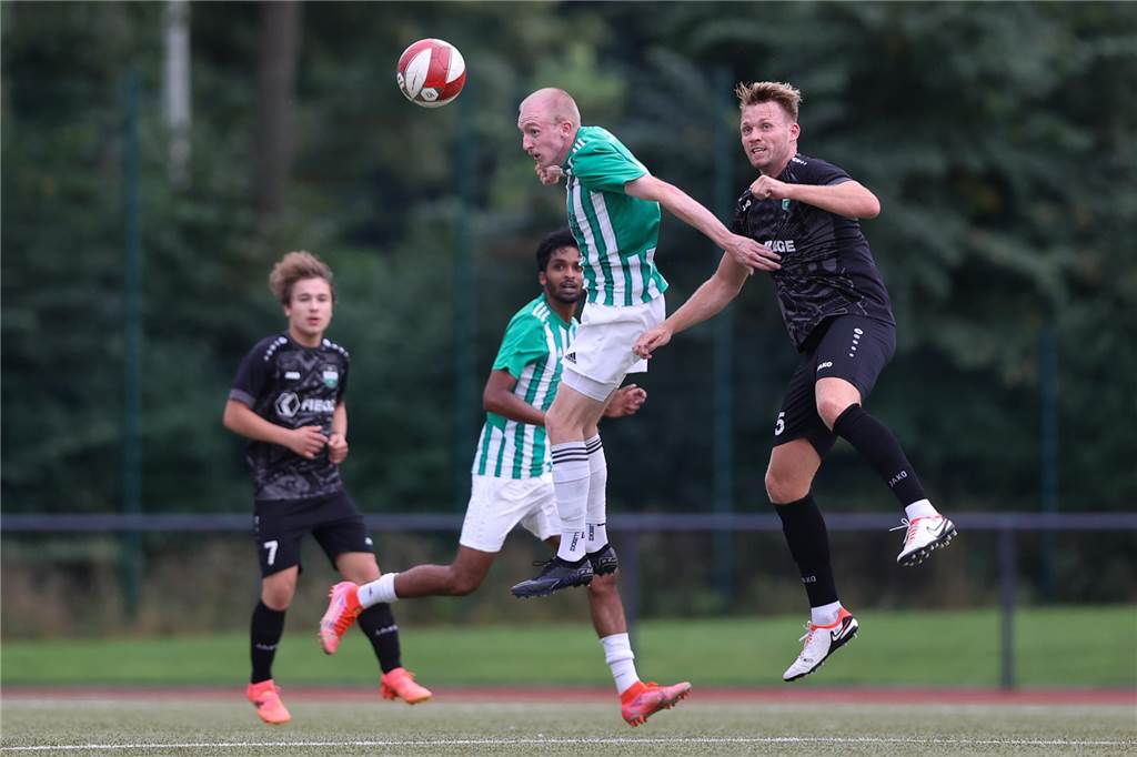 Felix Schröder im Kopfballduell.