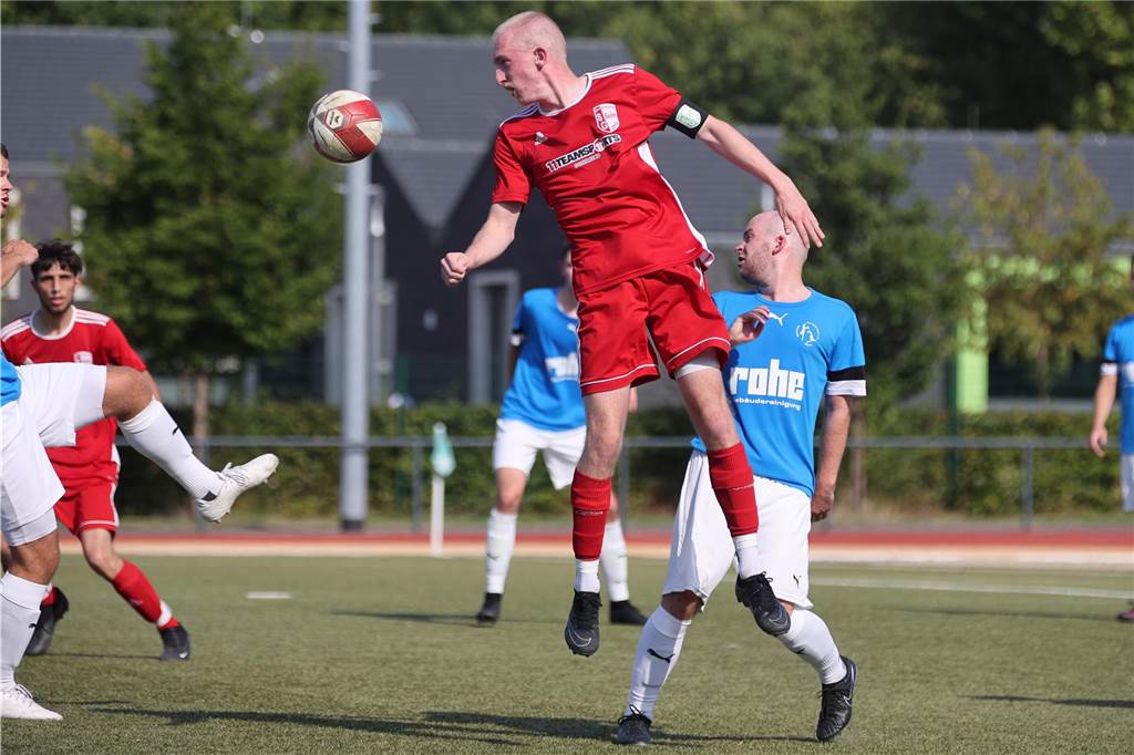 Wichtiges Spiel SG Selm am Sonntag: Felix Schröder freut sich Felix Schröder köpft den Ball