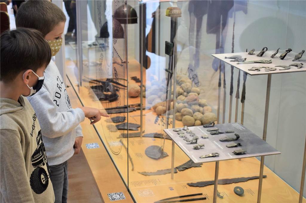Auf den Spuren der Legionäre - ein Besuch im Römermuseum in Haltern Felix und Leo schauen sich die Fundstücke an, die Einblicke in den Alltag der römischen Legionäre geben.