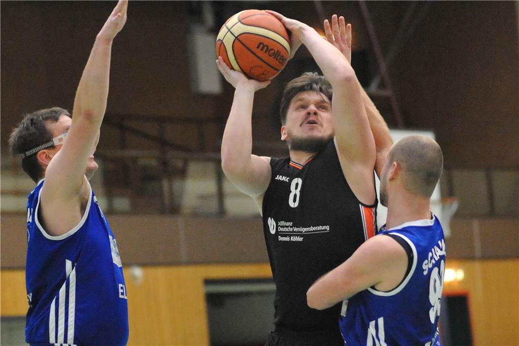 Corona-Pause eines Castrop-Rauxeler Teams überschreitet die 12-Monate-Grenze Felix Wenzel (am Ball) und der Castroper BC haben seit mehr als einem Jahr keinen Kreisliga-Einsatz mehr gehabt.