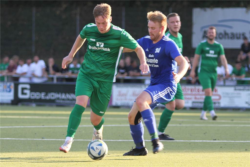 Felix Wüllhorst rudert nach „Spieler des Spieltags“-Nominierung zurück: „Habe nicht rausgestochen“ Felix Wüllhorst (r.) gesteht beim Ausgleichstreffer von Meckenbeck Absprachefehler in der Defensive.