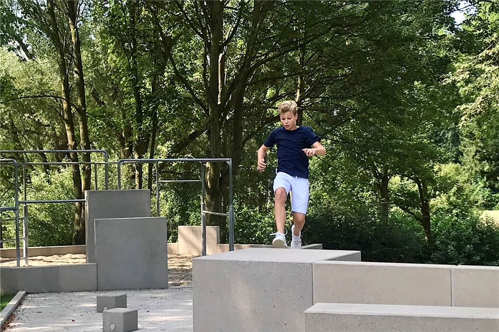 Spielgeräte am Ahauser Monte Klamotte begeistern Kinder und Jugendliche Felix zeigt auf der Parkour-Anlage sein ganzes Können.