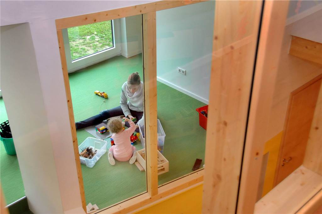 Kinderhaus Rasselbande eröffnet: So sieht es in Schwertes neuer Kita aus Fenster ermöglichen den Blickkontakt zwischen den Stockwerken und Altersgruppen.