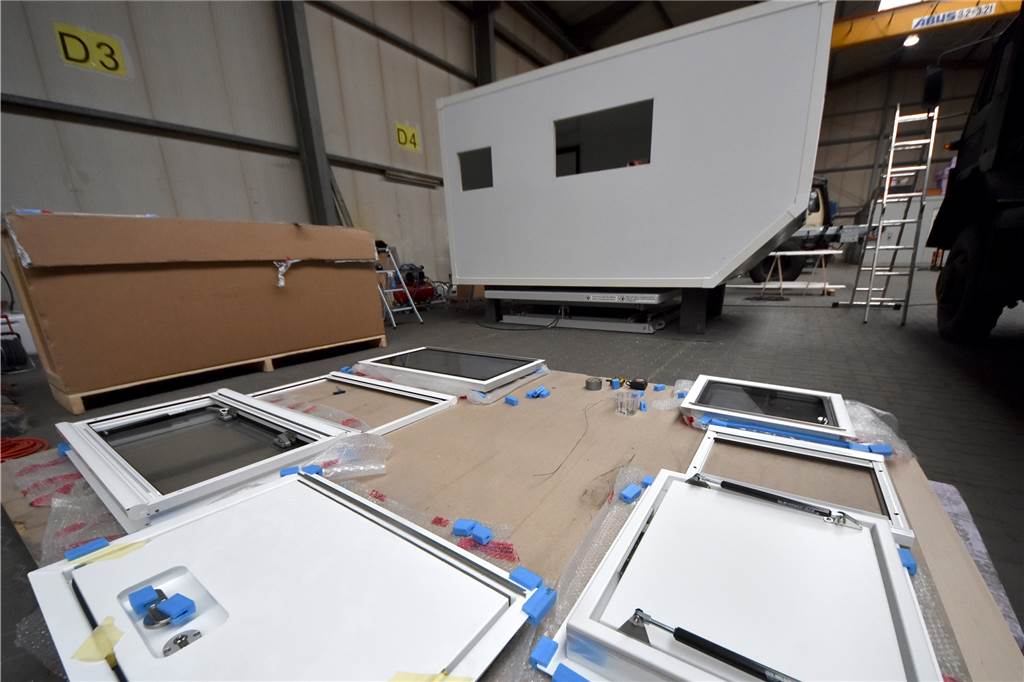 Wohnmobile für die Wildnis: Wisenttec baut in Ahaus besondere Fahrzeuge Fenster und Klappen vor dem Einbau in die rohe Wohnkabine. Je nach Isolationsstandard, Bruchfestigkeit und Gewicht kann allein ein einzelnes Fenster für eines der Expeditionsmobile schnell bis zu 10.000 Euro kosten. Mit entsprechenden Folgen für den Gesamtpreis.