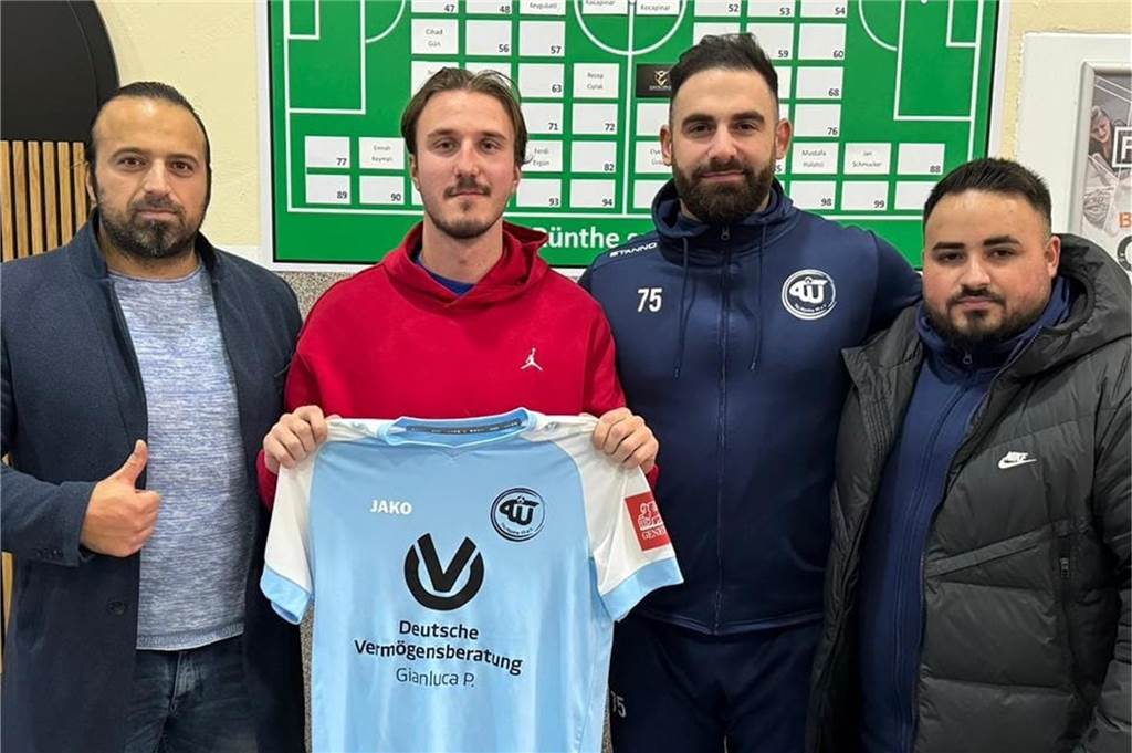 TIU Rünthe holt Spieler aus Werne: Ex-Cappenberger soll mit Engin Duman harmonieren Ferdi Ergün (l.) und das TIU-Trainerduo Volkan Cetin und Nail Kocapinar (r.) freuen sich auf Alex Griskevic (M.).