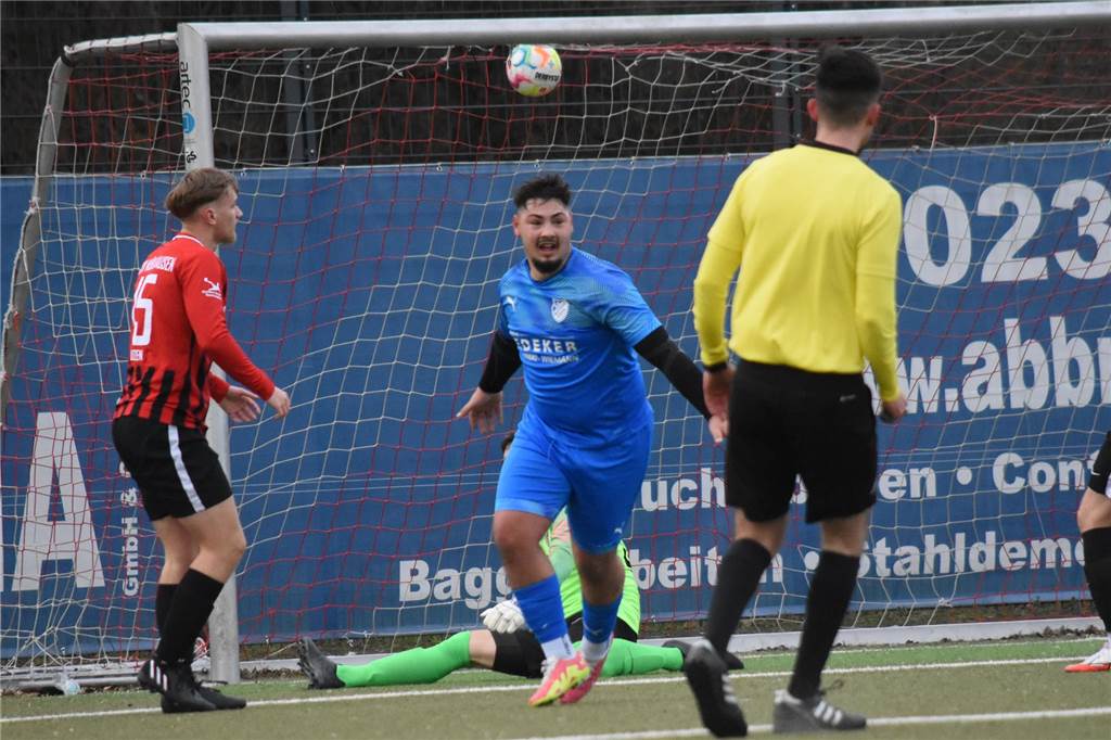 Rudelbildung und Handspiel-Ärger: SSV Mühlhausen verliert wieder Ferdi Saku spaziert durch den Strafraum und erzielt das 2:0 ins kurze Eck.