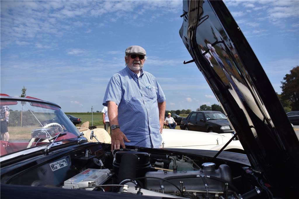52 Oldtimer-Freunde aus ganz NRW treffen sich bei bestem Wetter in Ahle Ferdinand Plassmann kam mit seinem Mercedes 190 SL aus dem Ruhrgebiet angereist.