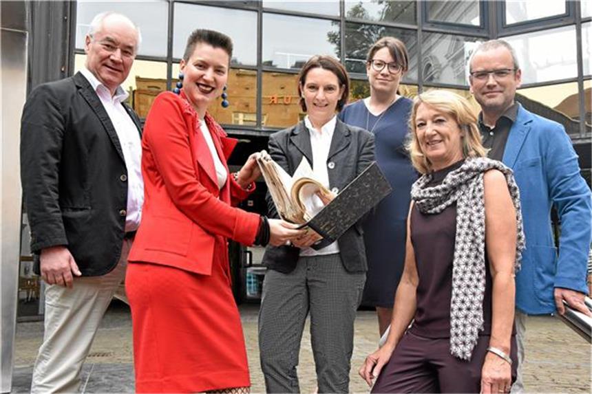 Zwei Museen nehmen Abels-Werke unter die Lupe Ferdinand Ullrich (Sprecher Ruhrkunstmuseen, v.l.), Isabel Hufschmidt (Museum Folkwang), Katja Terlau (Provenienzforscherin), Christiane Wanken (Projektleiterin, Kunstmuseum Gelsenkirchen), Leane Schäfer (Direktorin Kunstmuseum Gelsenkirchen) und Hans-Jürgen Lechtreck (Stellvertretender Direktor Museum Folkwang) mit den Akten zu Werken, die untersucht werden.