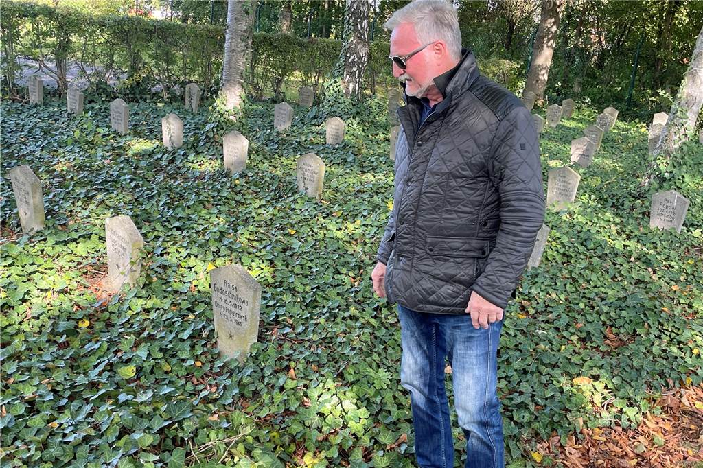 Bürger: „Russischen Friedhof aufwerten - aber auch andere Gedenkstätten in Werne“ Ferdinand Wortmann steht vor Gräbern unter Efeu.