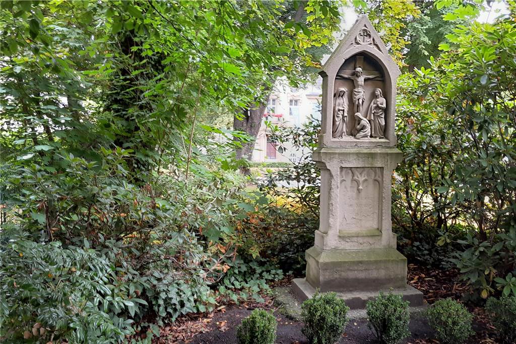 Baumeister der Buddenburg in Lünen: Überfallen, geschlagen und vergessen Ferdinand Zangerls Grabstein steht in Bork gegenüber des Amtshauses. Die Inschrift ist nicht mehr zu entziffern.