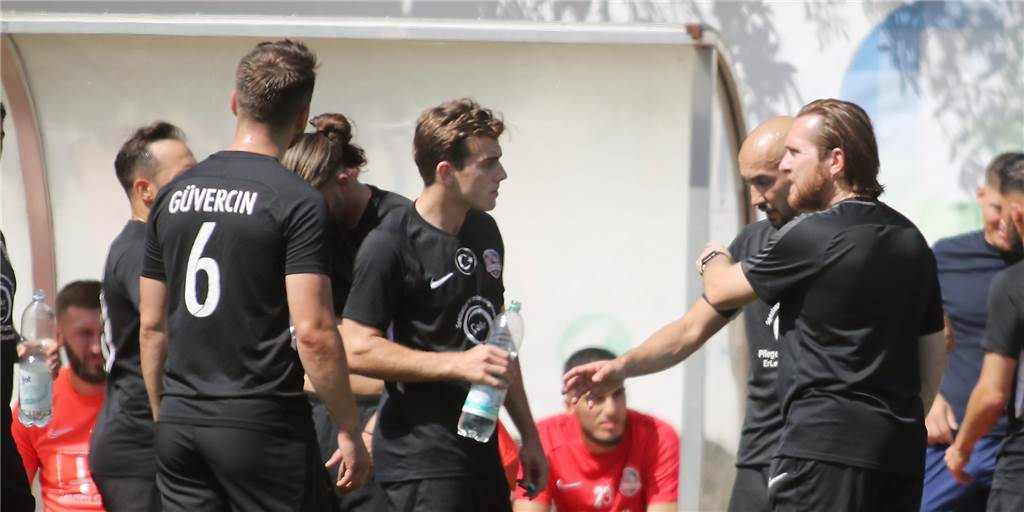 IG Bönen vor dem Aus: Nur noch vier Spieler sind übrig – weil sie im Urlaub sind IG-Bönen-Trainer Ferhat Cerci spricht mit seiner Mannschaft.