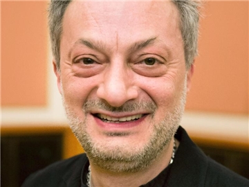 Feridun Zaimoglu sagt: "Ich habe die Luther-Bibel schon mit 12 oder 13 Jahren gelesen. Ich liebe den Wortrauschsteht." Foto: Gregor Fischer