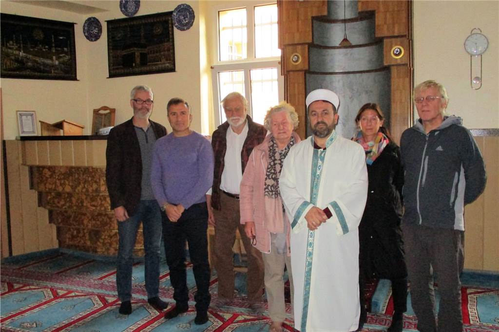 DITIB-Gemeinde in Dorsten spürt den Gegenwind und erklärt sich Ferit Kocatürk (2.v.l.) und Imam Ali Patir gaben zum Tag der Offenen Moscheen Einblicke in die islamische Religion und das Leben der DITIB-Gemeinde Dorsten.