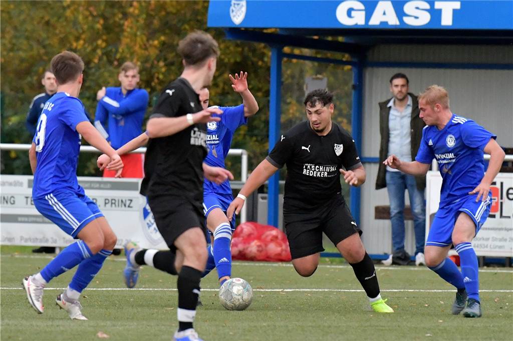 Rasantes Debüt und Spannung bis zur letzten Sekunde zwischen BW Alstedde und der U23 des HSC Ferki Saku (am Ball) legte das 2:1 für BW Alstedde vor.