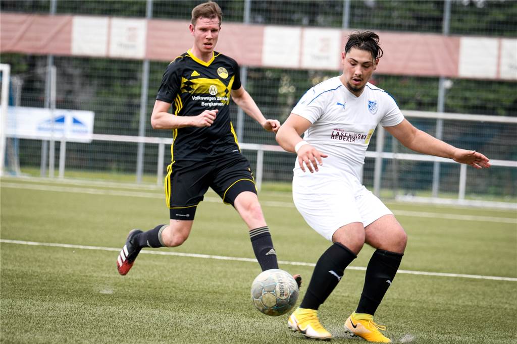 Sturmtalent trifft sofort: BW Alstedde setzt gegen Kaiserau erstes kleines Ausrufezeichen Ferki Saku (r.) traf früh im Spiel. Hier eilt Timo Kollakowski, ehemaliger Innenverteidiger des BV Brambauer, zum Zweikampf heran.