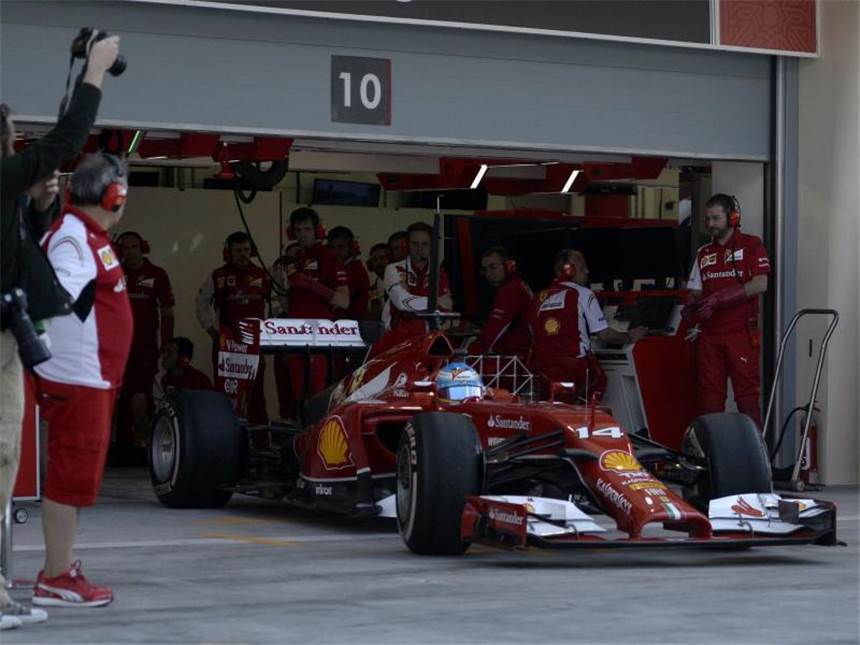 Vettel mit Feuerlöscher: Ungebremste Red-Bull-Probleme Fernando Alonso drehte als Tageszweiter im Ferrari 64 Runden. Foto: Mazen Mahdi